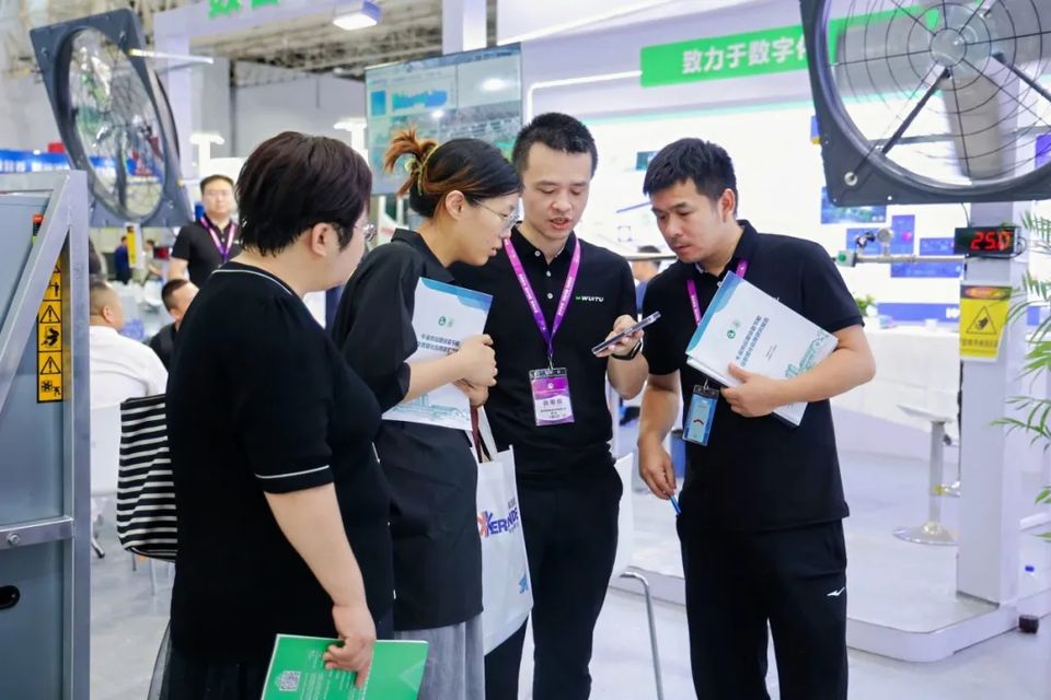 展台上辉途工作人员给客户现场演示